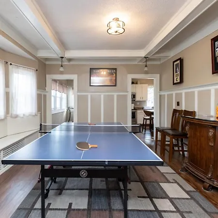 5 Bedroom 3200 Square Foot House For Downtown Travelers